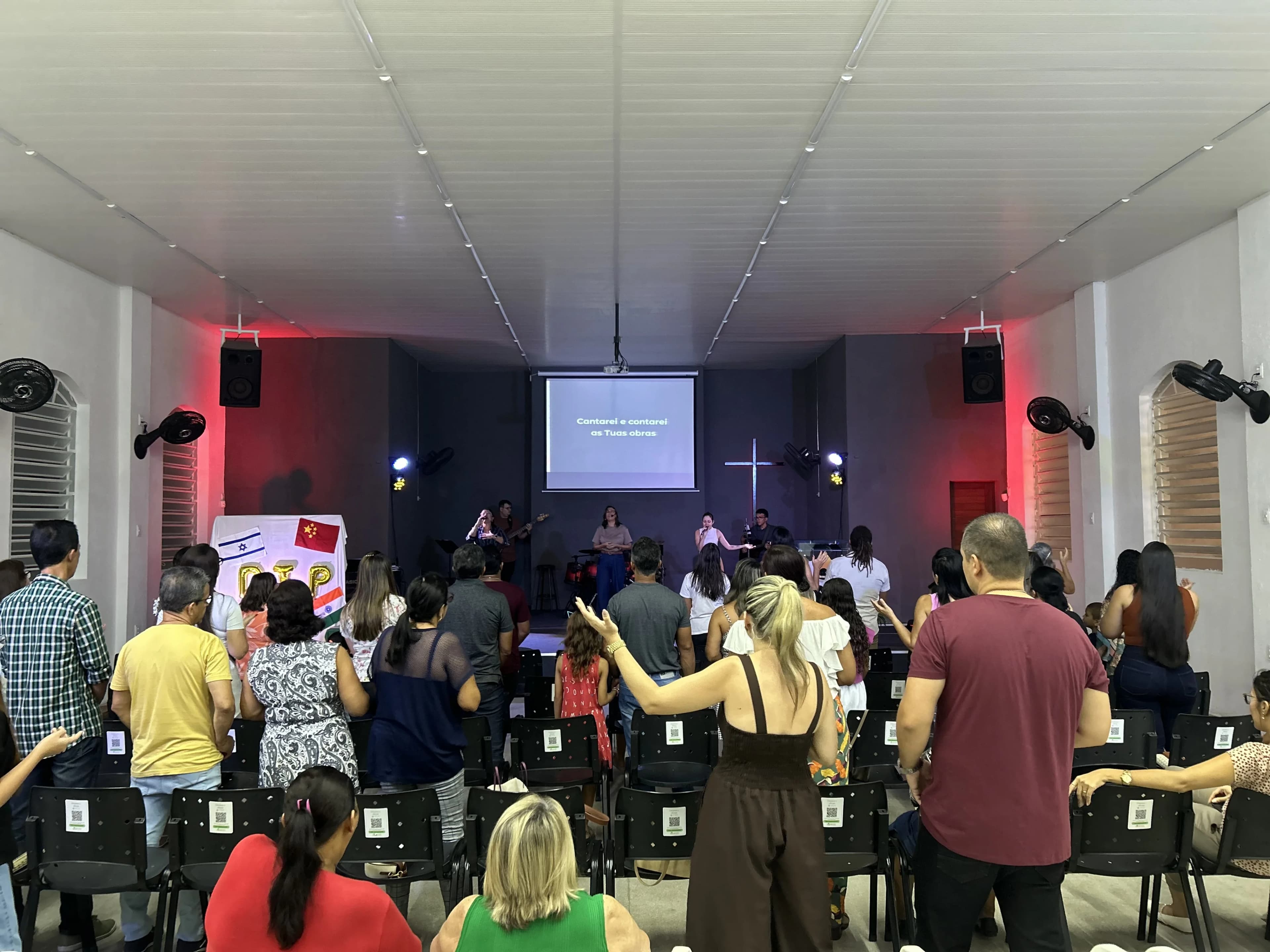 Foto mostrando projetos sociais da igreja ajudando a comunidade